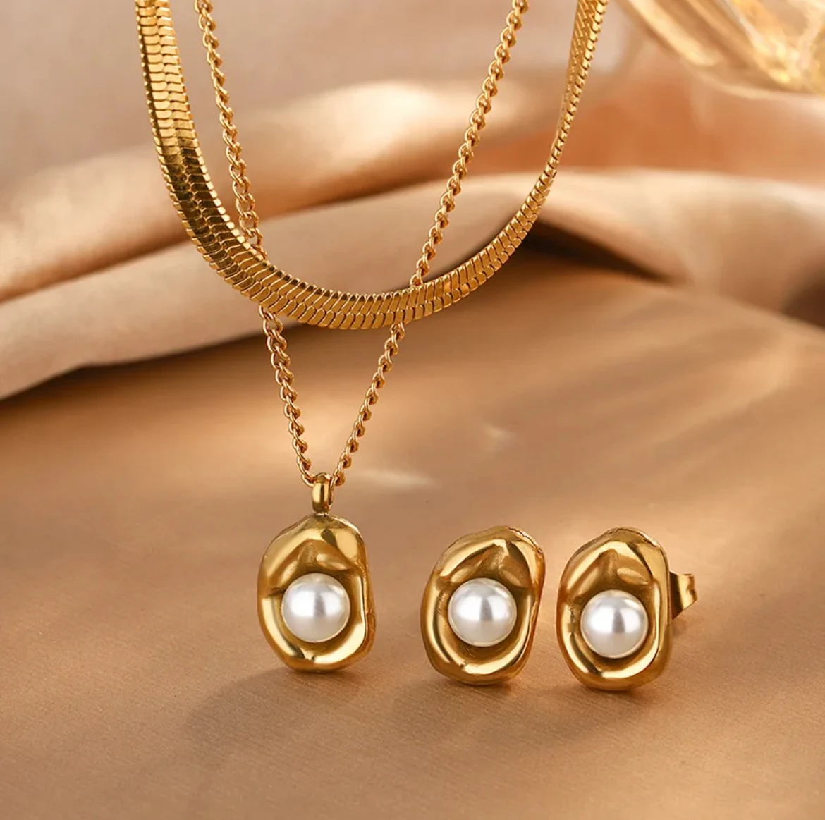 Cushion Pearl Stud Earring